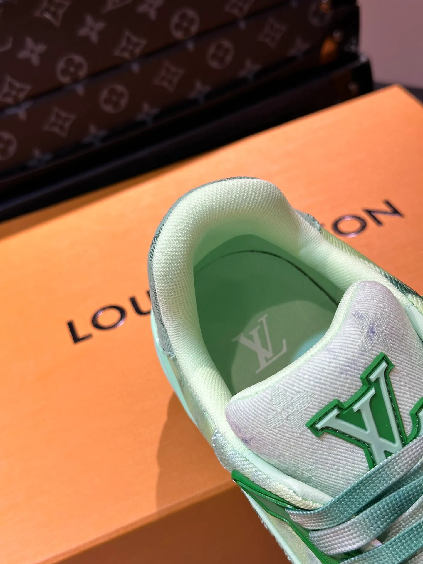 p840 TRAINER Men's canvas distressed sneakers, this LV Trainer sneaker is made of Monogram bleached denim to create a distressed look, reinterpreting Virgil Abloh's original design. Gradient laces complete the trendy details, rubber LV letters are marked on the tongue and side, technical rubber outsole blooms with Monogram flowers, and thick and lightweight EVA rubber outsole completes the whole. The upper is embellished with intricate prints and embroidered Monogram flowers. The rubber-injected rubber outsole continues the iconic elements, with a thick padded collar. The tongue, sides and rear are decorated with LV letters. The outsole is decorated with Monogram flowers. The standard insole continues the comfort experience. Size: 38-45